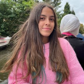 Yasmin, Babysitter em Amora