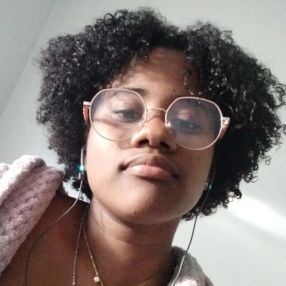 Dilara, Babysitter em Rio de Mouro