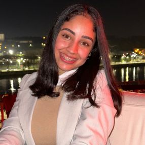Larissa, Babysitter em Lisboa