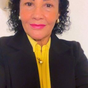 Regina, Babysitter in Setúbal