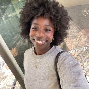 Paula, Babysitter em Loures