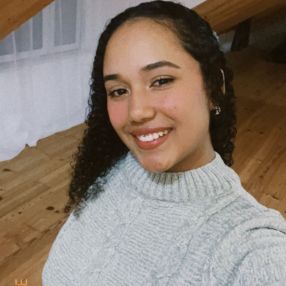 Luana, Babysitter em Lourinhã