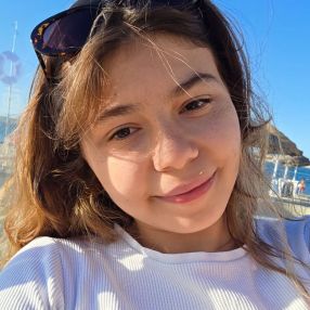 Carolina, Babysitter em Rio de Mouro