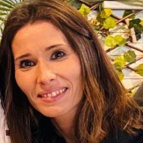 Sara, Babysitter em Almada