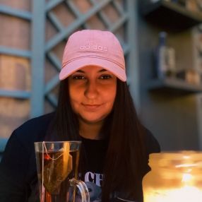 Iulia, Babysitter în Florești