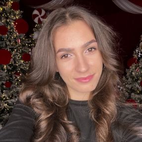 Lavinia, Babysitter în Florești
