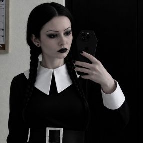 Wednesday Addams, Babysitter in București