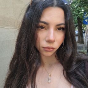 Iulia, Babysitter in București
