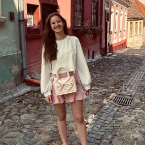 Madalina, Babysitter în Roman