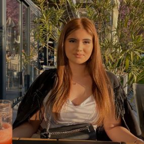 Maria-Estera, Babysitter în Tunari