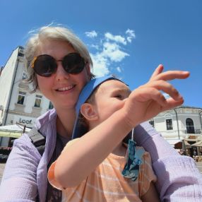 Mirela, Familie în București