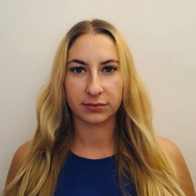 Iulia, Babysitter în Gherla