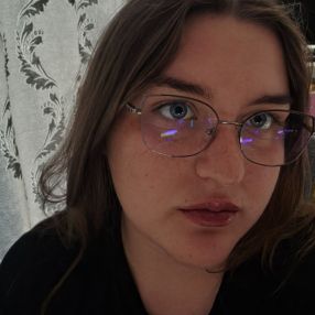 Nicole, Babysitter în Simeria