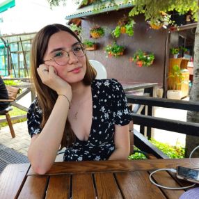 Alexandra, Babysitter în Onești