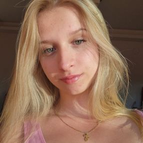 Elena, Babysitter in Dej