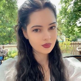 Elena, Babysitter în Pitești