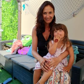 Emilia, Babysitter în Florești