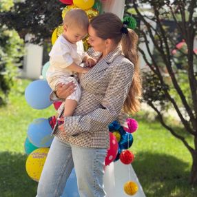Larisa, Family in București