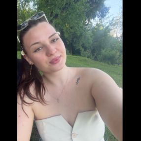 Leoni, Babysitter in Popești-Leordeni