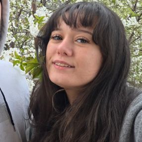 Laura, Babysitter în Tunari