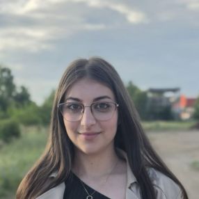 Delia, Babysitter în Sebeș