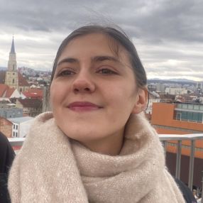 Tuca, Babysitter în Apahida