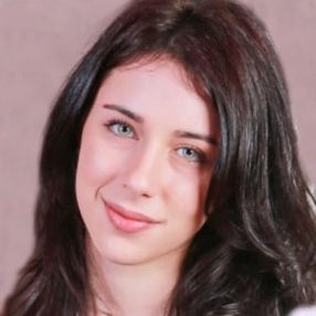 Ana, Babysitter in București