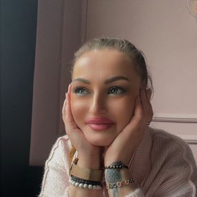 Adela, Babysitter in Dej