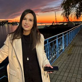 Iulia, Babysitter în Dudu