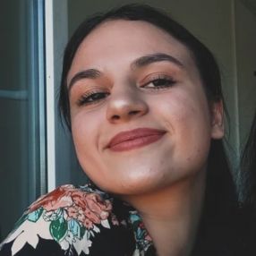Elena-Cosmina, Babysitter in Iași