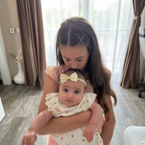 Camelia, Familie în Dumbrăvița