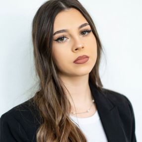 Sara, Babysitter în Zărnești