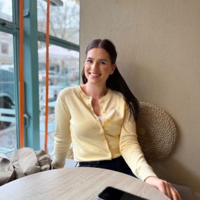 Mihaela, Babysitter in București