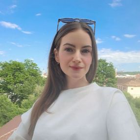 Ana, Babysitter in București