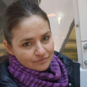 Lucia, Babysitter in Roșu