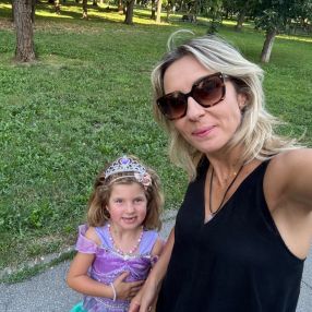 Alexandra, Familie în Moșnița Nouă