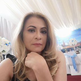 Narcisa, Babysitter in București