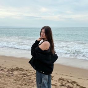 Elena, Babysitter in București