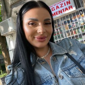 Glow, Babysitter în București