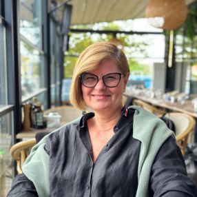 Vali, Babysitter in Corbeanca