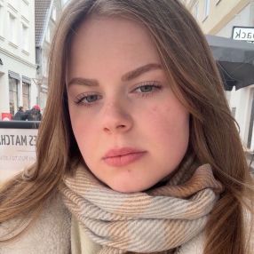 Henrietta, Babysitter în Salonta