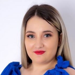 Iulia, Babysitter în Tunari