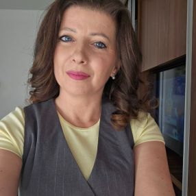 Edina, Babysitter in Arad