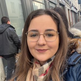 Corina, Babysitter în Bistrița