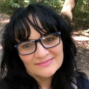 Stela, Babysitter în Tunari