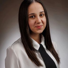 Rebeka, Babysitter în Reghin