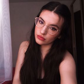 Petra, Babysitter în Pitești