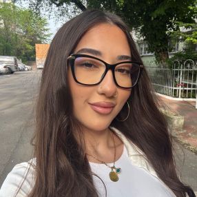 Julie-Ana, Babysitter în București