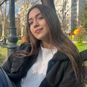 Jazmine, Babysitter in București
