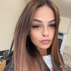 Delia corina, Babysitter în Mediaș